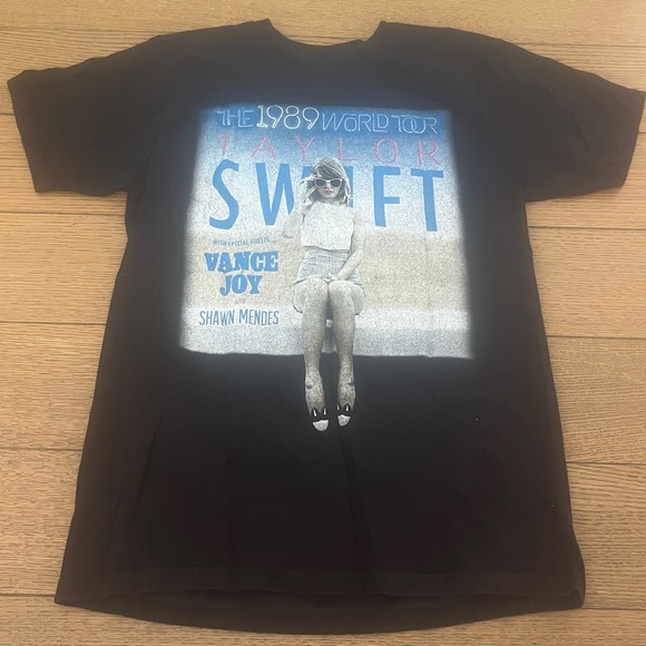 Taylor Swift 1989 World Tour Tee - Picture 2 of 5